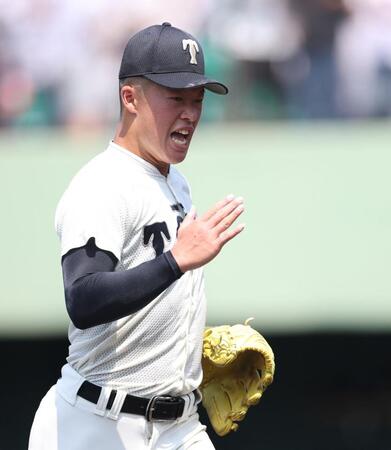 １回から２失点し、ベンチへ戻る大阪桐蔭・吉岡貫介（撮影・中田匡峻）