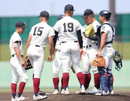 １回、大阪立命館・鈴木侑太郎に先制の押し出し四球を与えた吉岡貫介（右から２人目）の周りに集まる大阪桐蔭ナイン（撮影・中田匡峻）