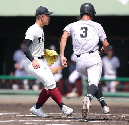 １回、大阪立命館・川端賢仁の打席で暴投し、２点目を与えた大阪桐蔭・吉岡貫介（左）＝撮影・中田匡峻