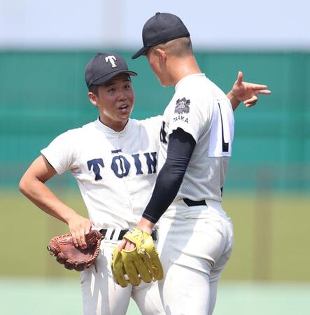 １回、先制の押し出し四球を与えた大阪桐蔭・吉岡貫介（右）に喝を入れる黒川虎雅（撮影・中田匡峻）
