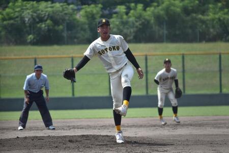 七回２死一、二塁で空振り三振を奪い、雄たけびをあげる崇徳・徳丸
