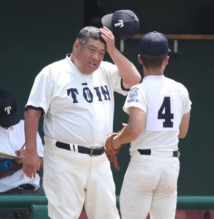 ４回、頭をかく大阪桐蔭・西谷浩一監督（左）＝撮影・中田匡峻