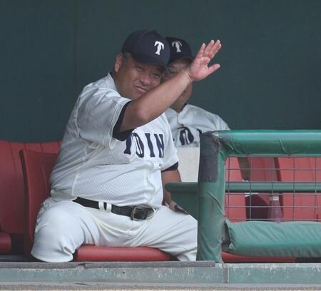 ４回、ベンチから指示を出す大阪桐蔭・西谷浩一監督（撮影・中田匡峻）