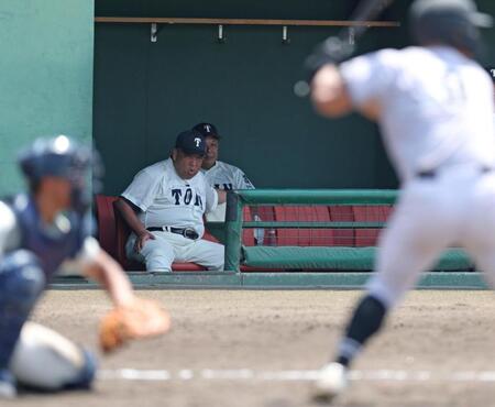 ４回、戦況を見つめる大阪桐蔭・西谷浩一監督（撮影・中田匡峻）