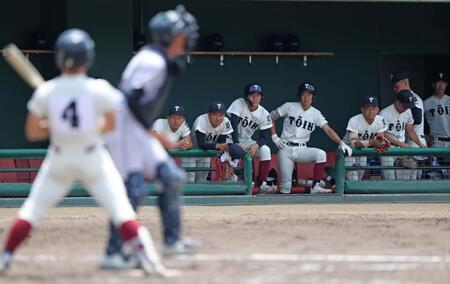 ４回大阪桐蔭２死一、二塁、大阪桐蔭・黒川虎雅（４）が見逃し三振に倒れ、静まりかえる大阪桐蔭ナイン＝くら寿司スタジアム堺（撮影・中田匡峻）