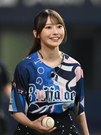グラウンドに姿を見せた乃木坂４６・黒見明香（撮影・高部洋祐）