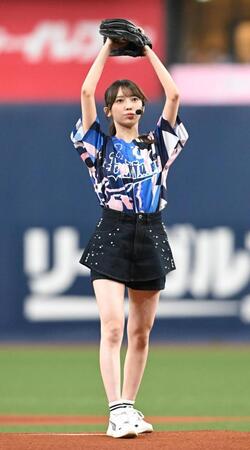 セレモニアルピッチを務める乃木坂４６・黒見明香（撮影・高部洋祐）