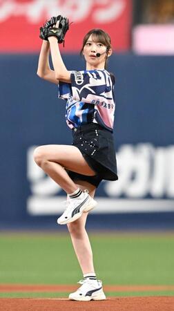 セレモニアルピッチを務める乃木坂４６・黒見明香（撮影・高部洋祐）
