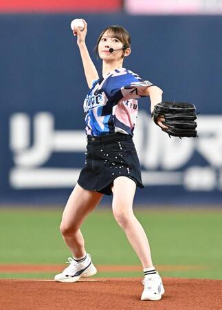 セレモニアルピッチを務める乃木坂４６・黒見明香（撮影・高部洋祐）
