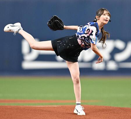 セレモニアルピッチを務める乃木坂４６・黒見明香（撮影・高部洋祐）