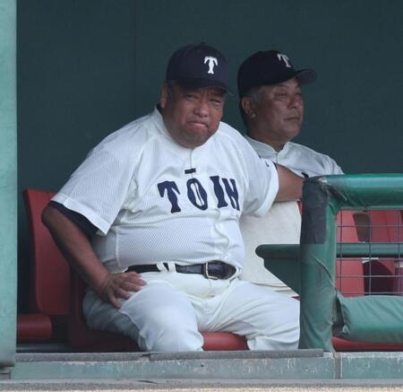 ４回、ベンチで険しい表情の大阪桐蔭・西谷浩一監督（撮影・中田匡峻）