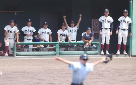 １０回、大津昴偉留のスクイズが成功と思われたが、主審（手前）が打席から足が出ていると説明しアウトになり呆然とする大阪桐蔭ナイン（撮影・中田匡峻）