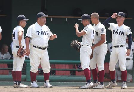 ４回裏の攻撃前にナインを集める大阪桐蔭・西谷浩一監督（左から２人目）＝撮影・中田匡峻