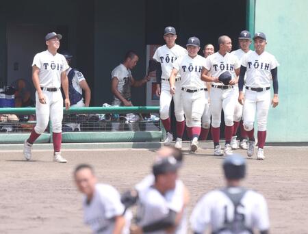大阪立命館（手前）に敗れた大阪桐蔭ナイン（撮影・中田匡峻）