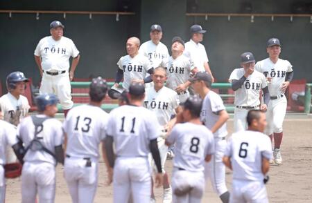 大阪立命館（手前）に敗れ、整列へ向かう吉岡貫介（中央左）ら大阪桐蔭ナイン。左奥は西谷浩一監督（撮影・中田匡峻）