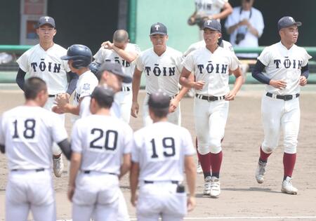 大阪立命館（手前）に敗れ、整列に向かう大阪桐蔭・中村勇斗（中央）ら（撮影・中田匡峻）