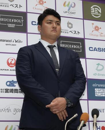 会見に臨むスタンフォード大・佐々木麟太郎