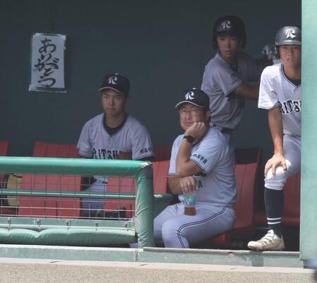 ９回、戦況を見つめる大阪立命館・楠本雄亮監督（中央）＝撮影・中田匡峻