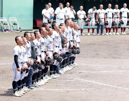 大阪桐蔭に勝利し、校歌を歌う大阪立命館ナイン（撮影・中田匡峻）