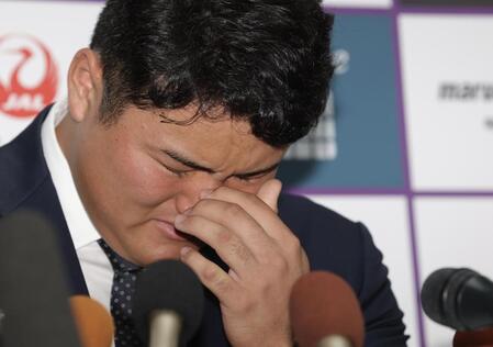 ソフトバンクへの思いを話し、感極まるスタンフォード大・佐々木麟太郎