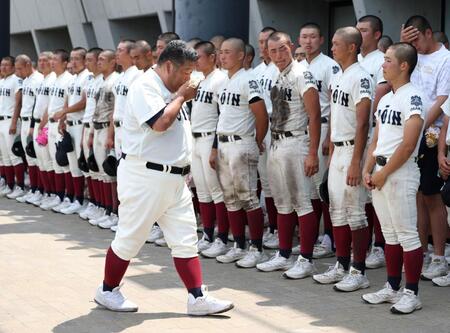 試合後、選手たちの家族にあいさつし引き揚げる大阪桐蔭・西谷浩一監督（撮影・中田匡峻）