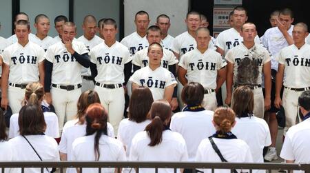 試合後、涙を流しながら支えてくれた父母らにあいさつをする主将の大阪桐蔭・黒川虎雅（撮影・中田匡峻）