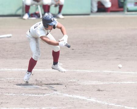 １０回、スクイズ成功かと思われたが、大阪桐蔭・大津昴偉留の足が打席から出ておりアウトになる（撮影・中田匡峻）