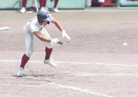 １０回、スクイズ成功かと思われたが、大阪桐蔭・大津昴偉留の足が打席から出ておりアウトになる（撮影・中田匡峻）