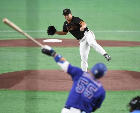 １回、細川（手前）から空振り三振を奪う小笠原（撮影・佐藤厚）
