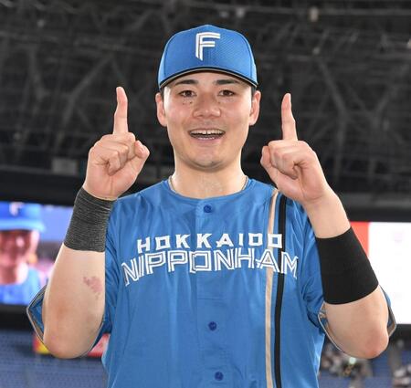 ヒーローインタビューを終え、ポーズを決める清宮幸（撮影・高部洋祐）