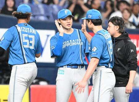 オリックスに勝利し、ナインとタッチを交わす山崎（中央）＝撮影・高部洋祐