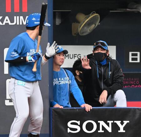 ３回、ベンチで笑顔を見せる新庄監督（右）＝撮影・高部洋祐