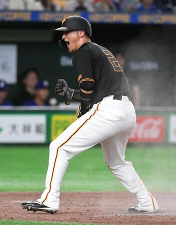 ５回、キャベッジの右前打で生還し、雄叫びを上げる吉川（撮影・佐藤厚）