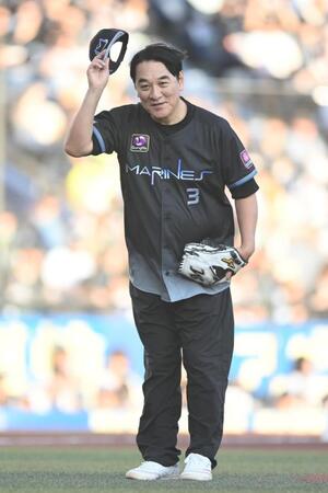 始球式に登場したピエール瀧（撮影・開出牧）