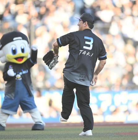 始球式を務めるピエール瀧（撮影・開出牧）