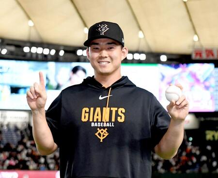 ウイニングボールを手に笑顔を見せる小笠原（撮影・佐藤厚）
