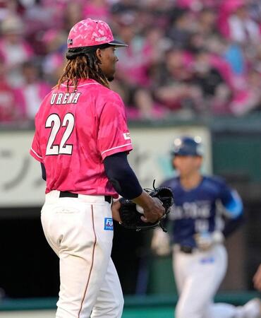 ３回、小島（奥）に３ランを浴びたウレーニャ