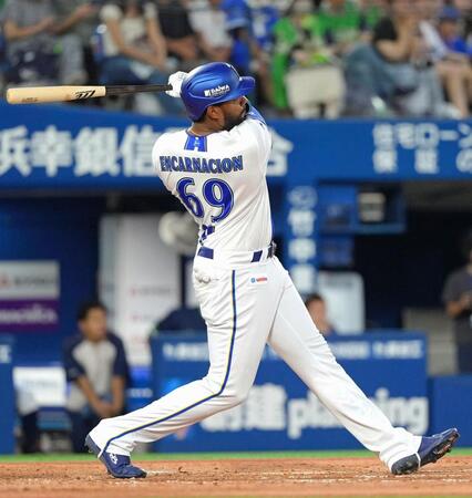 ３回、エンカーナシオンが左中間に２ランを放つ
