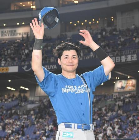 ヒーローインタビューを終え、スタンドに向かって手を振る清宮幸（撮影・高部洋祐）