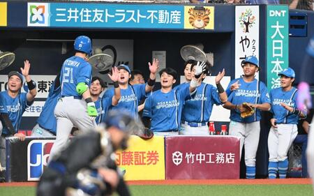 １回、先制２ランを放った清宮幸（２１）を迎える日本ハムナイン（撮影・高部洋祐）