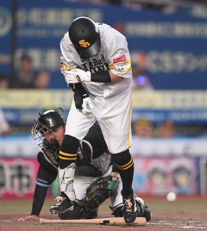 ４回、死球を受ける牧原大（撮影・開出牧）