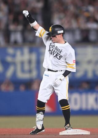 ６回、先制の右越え適時二塁打を放ちガッツポーズを決める牧原大（撮影・開出牧）