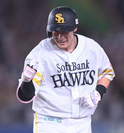 ６回、中前２点適時打を放ちコブシを握る柳田（撮影・開出牧）