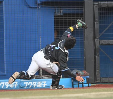 ２回、野村勇の捕邪飛を好捕する松川（撮影・開出牧）