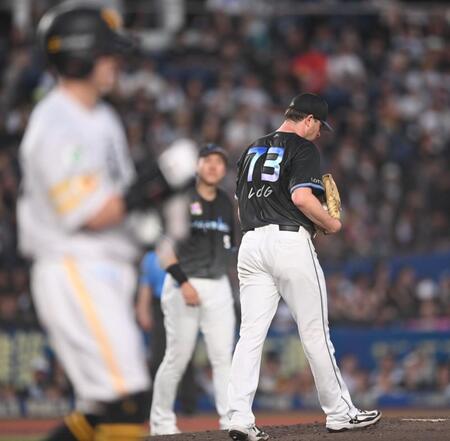 ４回、牧原大（左手前）に死球を当てたロング（撮影・開出牧）