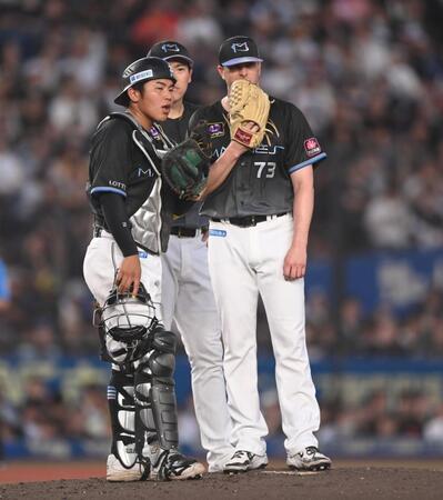 ４回、牧原大に死球を当てたロング（７３）。左から松川、安田（撮影・開出牧）