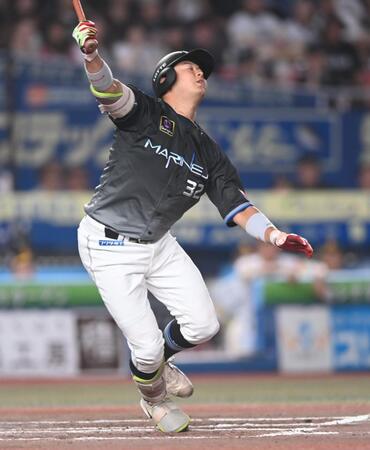 ７回、空振り三振に倒れた佐藤（撮影・開出牧）