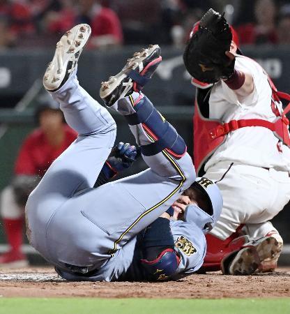 　８回阪神２死二塁、死球を受け転倒する阪神・大山＝マツダ