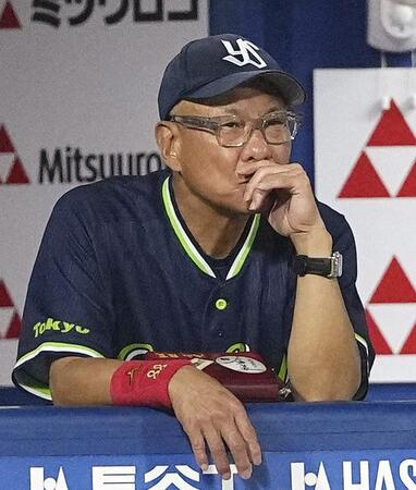 　４回、厳しい戦況を見つめる池山監督