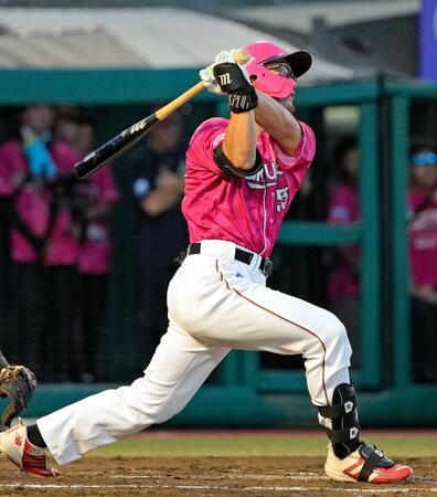 ３回、ＹＧ安田が右越えに３ランを放つ